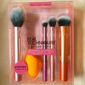 Real Techniques 4pc brush set with complexion sponge